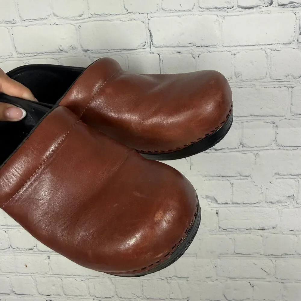 Lands End Clogs Women’s Size 8 US Red Oil Leather Nurse Slip On Shoes